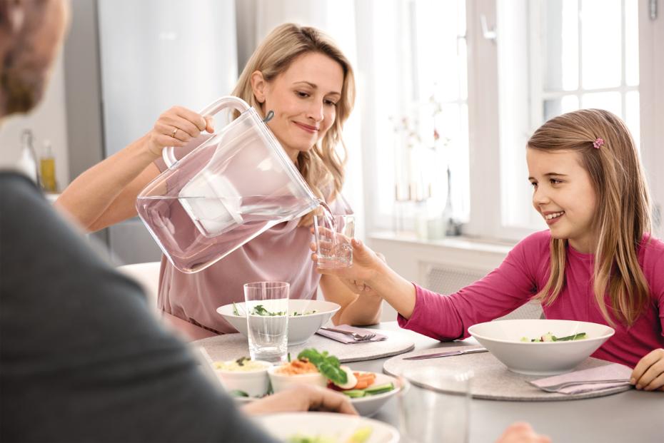 16_Style_XL_Grey_Family_Mother_Pouring_Girl_Tabel_Meal.jpg