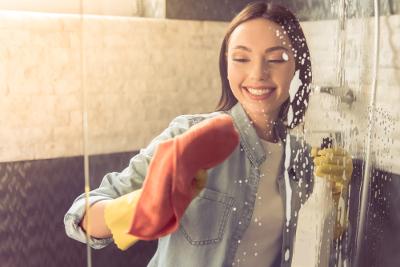 Ako vyčistiť sklenený sprchový kút