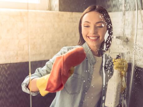Ako vyčistiť sklenený sprchový kút