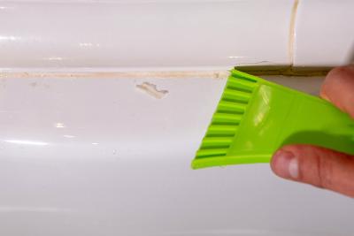 Ako odstrániť starý silikón v kúpeľni?
